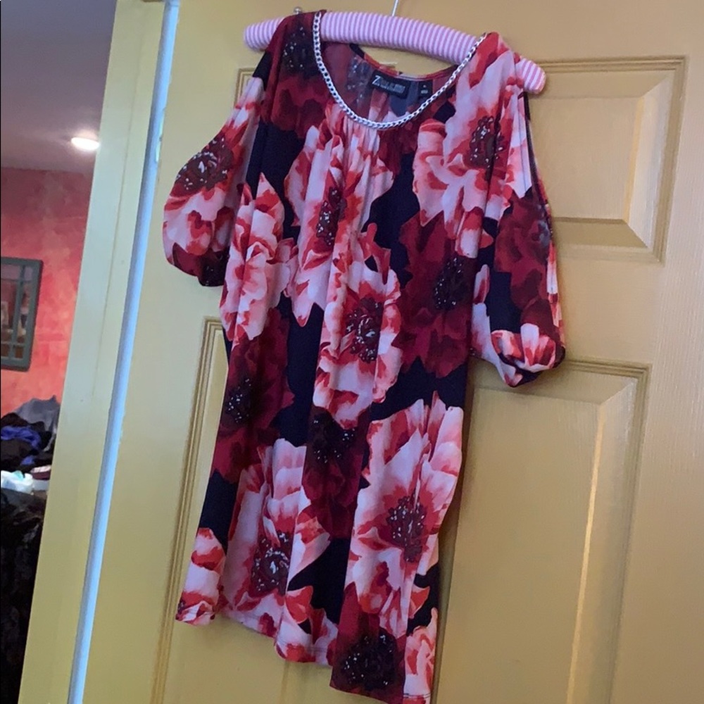 NY&Company red and‎ pink flower cold shoulder top